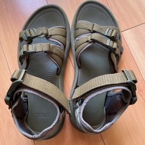 Teva Verge Size 10 Lightly Used Walking/Hiking Sandals